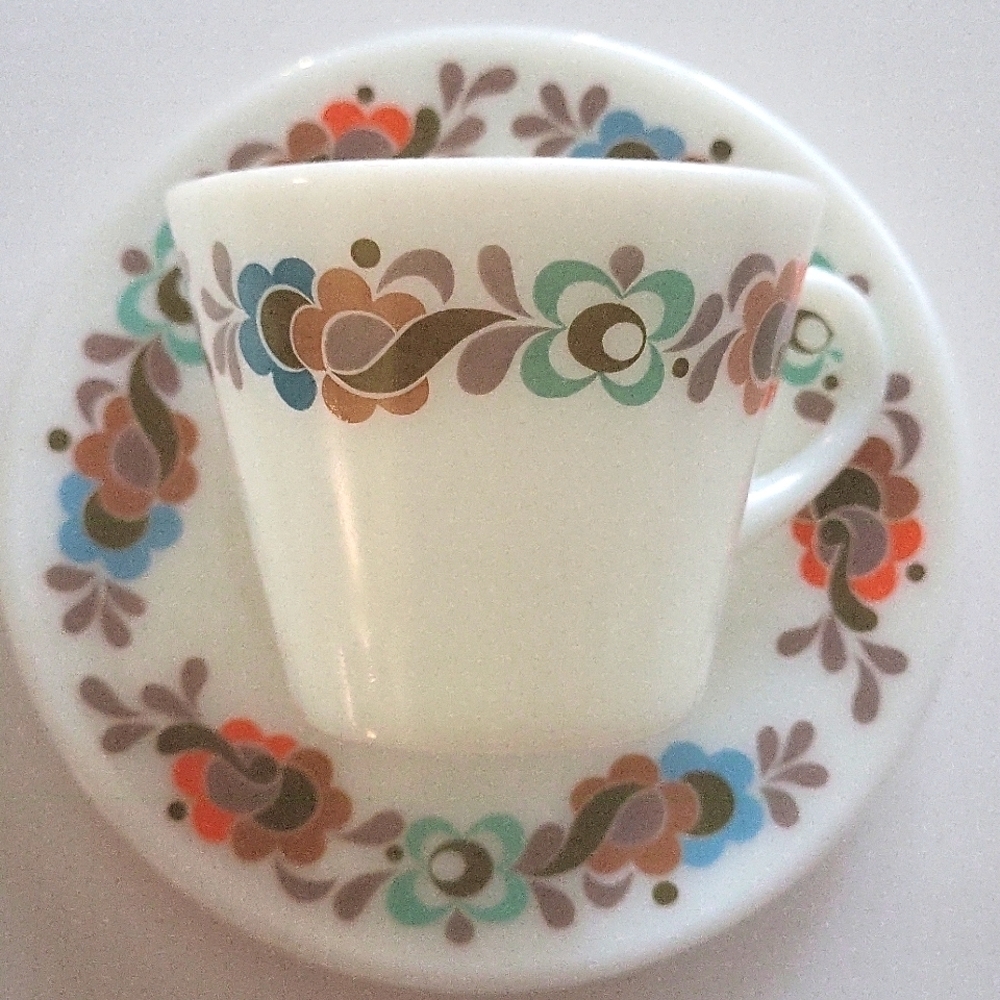 Vintage Pyrex Carnaby Tempo Cup and Saucer Set Of 2 - Picture 2 of 13